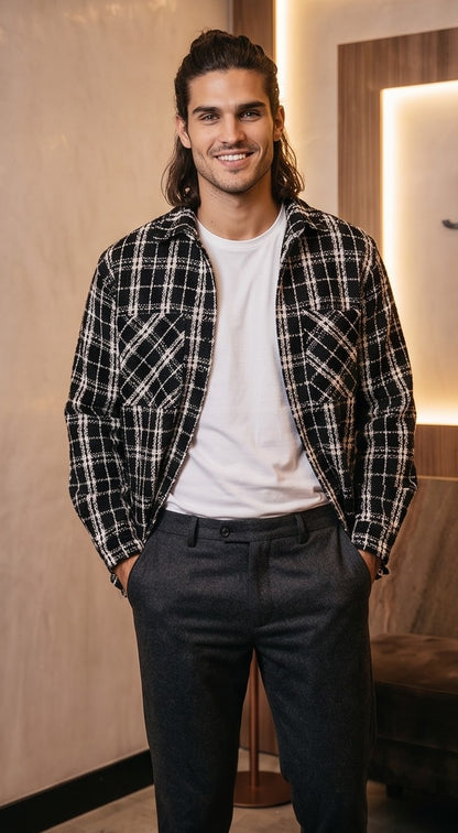 Sobrecamisa gruesa de cuadros para hombre con tejido texturizado tipo tweed en tonos blanco y negro, cuello de solapa, bolsillos frontales y cierre de botones.