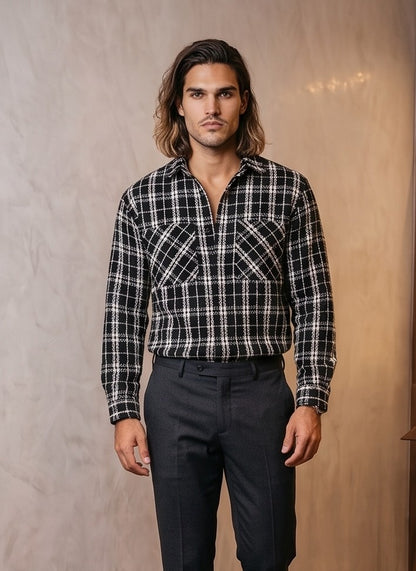 Sobrecamisa gruesa de cuadros para hombre con tejido texturizado tipo tweed en tonos blanco y negro, cuello de solapa, bolsillos frontales y cierre de botones.