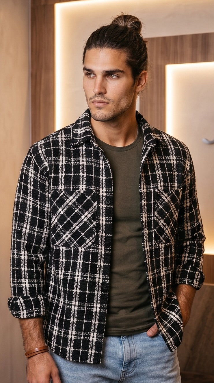 Sobrecamisa gruesa de cuadros para hombre con tejido texturizado tipo tweed en tonos blanco y negro, cuello de solapa, bolsillos frontales y cierre de botones.