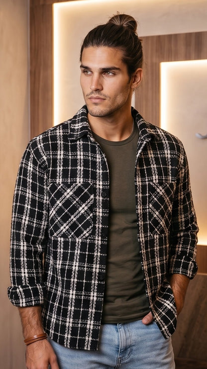 Sobrecamisa gruesa de cuadros para hombre con tejido texturizado tipo tweed en tonos blanco y negro, cuello de solapa, bolsillos frontales y cierre de botones.