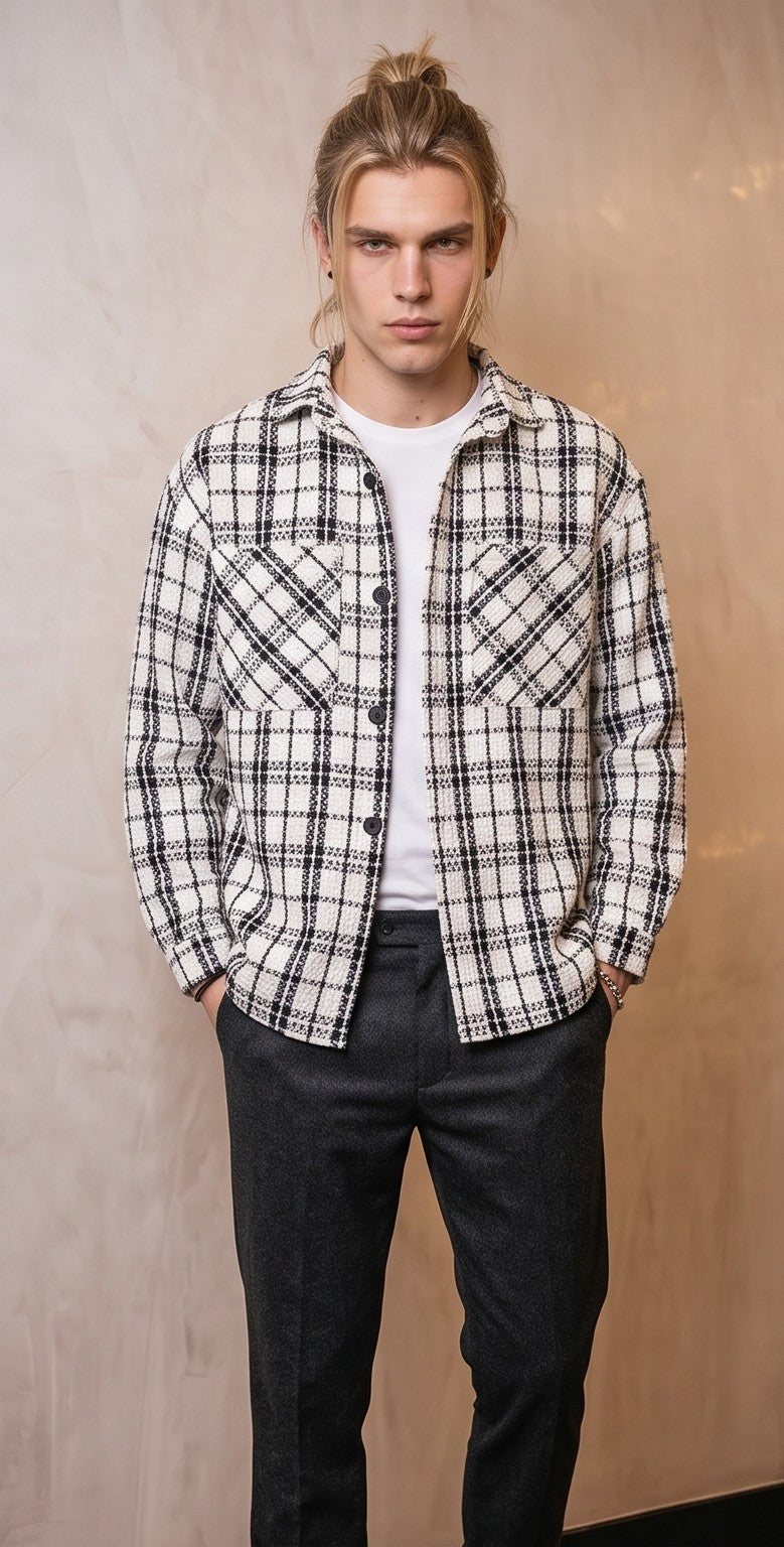 Sobrecamisa gruesa de cuadros para hombre con tejido texturizado tipo tweed en tonos blanco y negro, cuello de solapa, bolsillos frontales y cierre de botones.