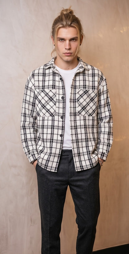 Sobrecamisa gruesa de cuadros para hombre con tejido texturizado tipo tweed en tonos blanco y negro, cuello de solapa, bolsillos frontales y cierre de botones.