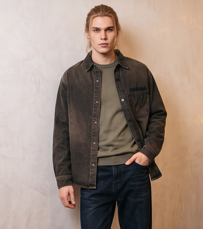 Sobrecamisa vaquera de corte holgado para hombre en tejido denim negro lavado desgastado con cuello camisero, bolsillo frontal de parche y cierre de botones.
