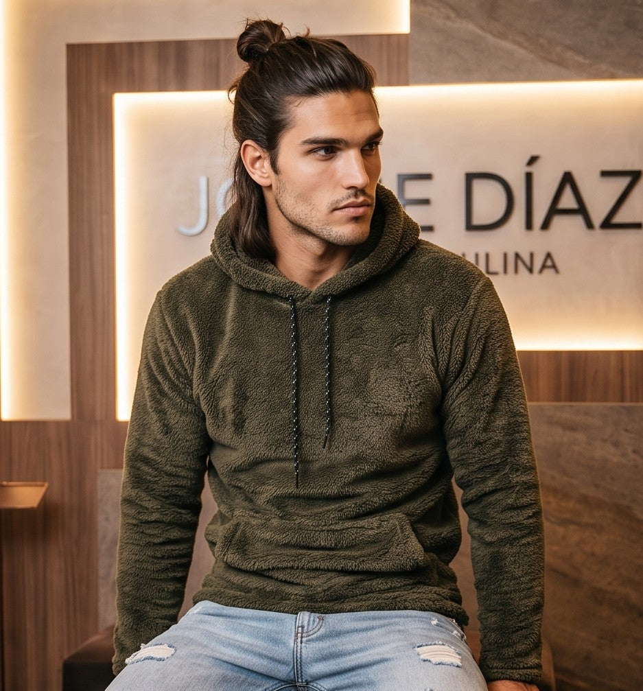 Sudadera de borreguito para hombre con capucha, cordones de ajuste y bolsillo canguro en color [blanco crema / verde militar / caqui camel / gris jaspeado / negro / beige]