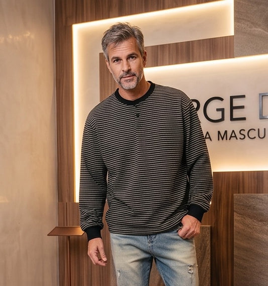 Sudadera ligera para hombre con patrón de rayas horizontales finas, cuello estilo Henley abotonado, puños ajustados y bajo recto sin pretina elástica en la cintura, disponible en color negro y beige crudo