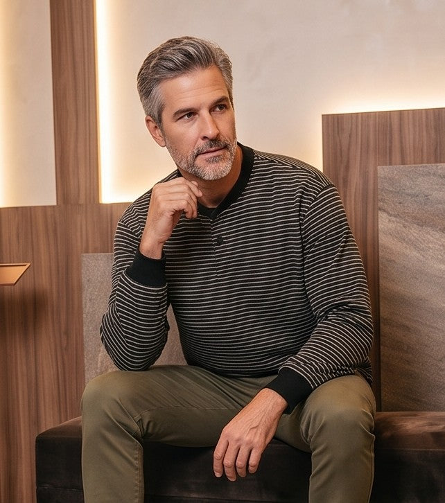 Sudadera ligera para hombre con patrón de rayas horizontales finas, cuello estilo Henley abotonado, puños ajustados y bajo recto sin pretina elástica en la cintura, disponible en color negro y beige crudo