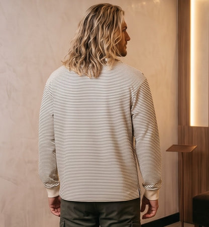 Sudadera ligera para hombre con patrón de rayas horizontales finas, cuello estilo Henley abotonado, puños ajustados y bajo recto sin pretina elástica en la cintura, disponible en color negro y beige crudo