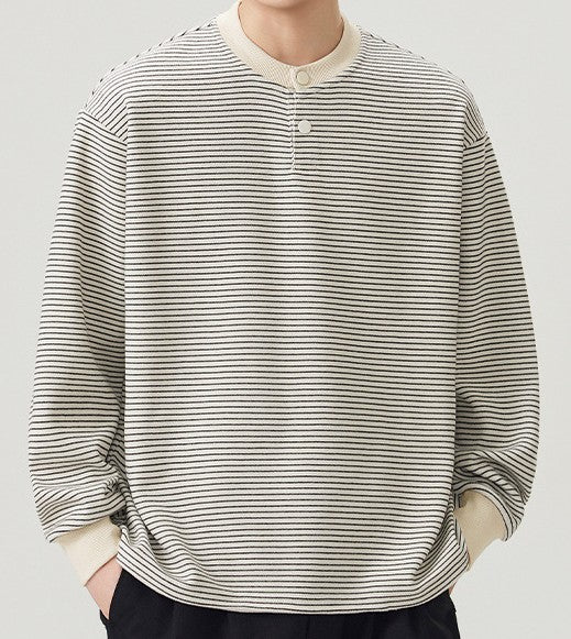 Sudadera ligera para hombre con patrón de rayas horizontales finas, cuello estilo Henley abotonado, puños ajustados y bajo recto sin pretina elástica en la cintura, disponible en color negro y beige crudo