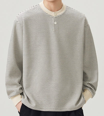 Sudadera ligera para hombre con patrón de rayas horizontales finas, cuello estilo Henley abotonado, puños ajustados y bajo recto sin pretina elástica en la cintura, disponible en color negro y beige crudo
