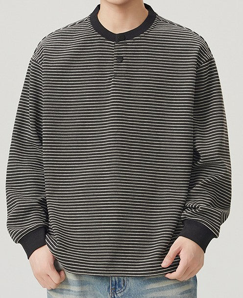 Sudadera ligera para hombre con patrón de rayas horizontales finas, cuello estilo Henley abotonado, puños ajustados y bajo recto sin pretina elástica en la cintura, disponible en color negro y beige crudo