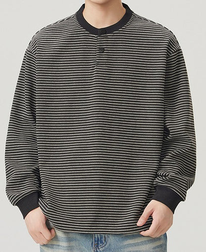Sudadera ligera para hombre con patrón de rayas horizontales finas, cuello estilo Henley abotonado, puños ajustados y bajo recto sin pretina elástica en la cintura, disponible en color negro y beige crudo