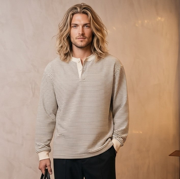 Sudadera ligera para hombre con patrón de rayas horizontales finas, cuello estilo Henley abotonado, puños ajustados y bajo recto sin pretina elástica en la cintura, disponible en color negro y beige crudo