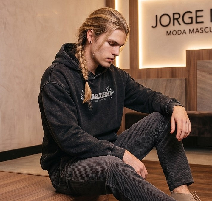 Sudadera con capucha para hombre en tono negro efecto lavado vintage, con bolsillo canguro y tipografía gótica en el pecho, disponible con tres variantes de estampado gráfico anime en la espalda enmarcadas en tonos rojo carmesí, amarillo y blanco