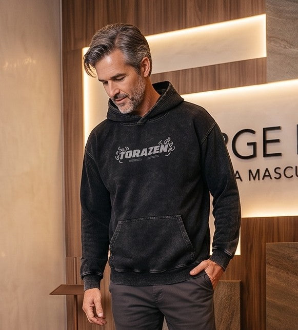 Sudadera con capucha para hombre en tono negro efecto lavado vintage, con bolsillo canguro y tipografía gótica en el pecho, disponible con tres variantes de estampado gráfico anime en la espalda enmarcadas en tonos rojo carmesí, amarillo y blanco