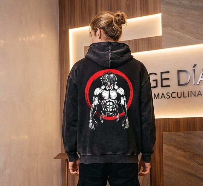 Sudadera con capucha para hombre en tono negro efecto lavado vintage, con bolsillo canguro y tipografía gótica en el pecho, disponible con tres variantes de estampado gráfico anime en la espalda enmarcadas en tonos rojo carmesí, amarillo y blanco