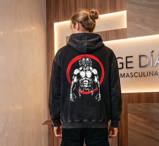 Sudadera con capucha para hombre en tono negro efecto lavado vintage, con bolsillo canguro y tipografía gótica en el pecho, disponible con tres variantes de estampado gráfico anime en la espalda enmarcadas en tonos rojo carmesí, amarillo y blanco