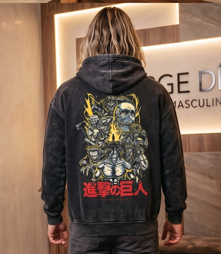 Sudadera con capucha para hombre en tono negro efecto lavado vintage, con bolsillo canguro y tipografía gótica en el pecho, disponible con tres variantes de estampado gráfico anime en la espalda enmarcadas en tonos rojo carmesí, amarillo y blanco