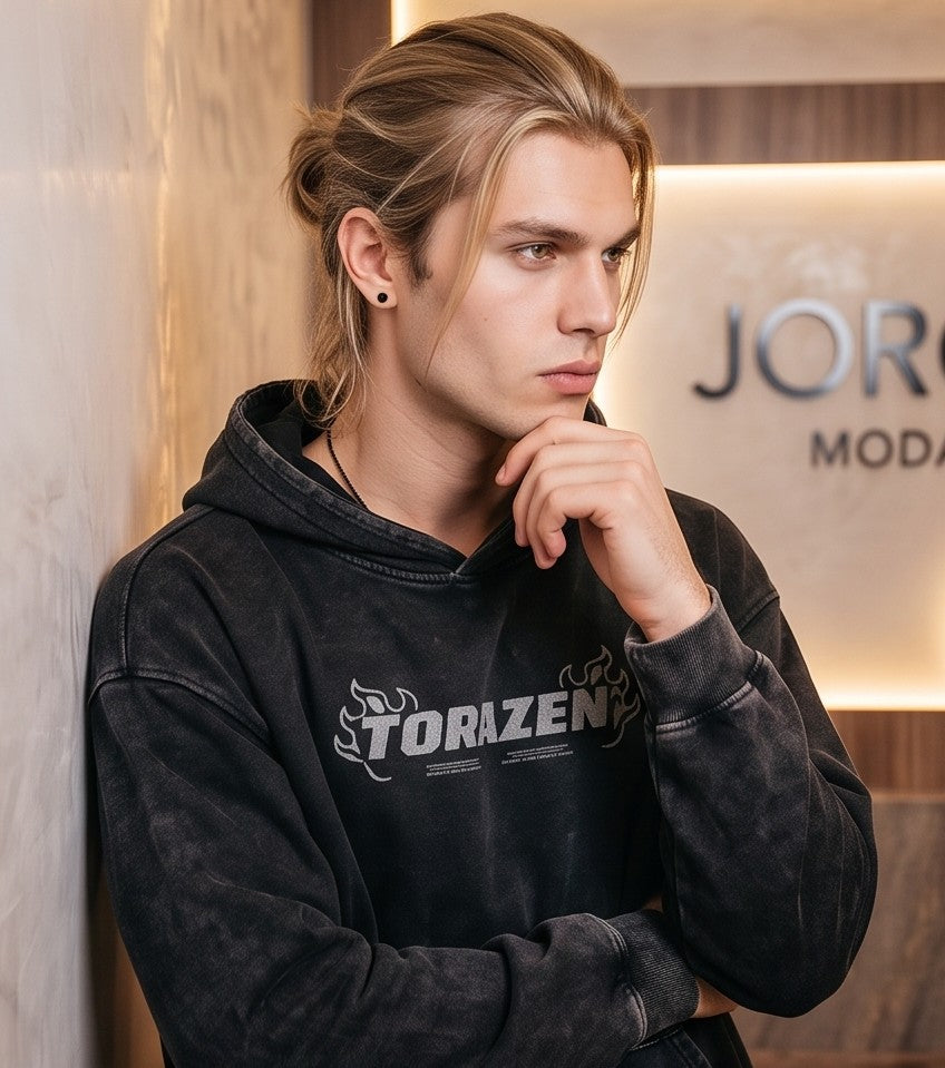 Sudadera con capucha para hombre en tono negro efecto lavado vintage, con bolsillo canguro y tipografía gótica en el pecho, disponible con tres variantes de estampado gráfico anime en la espalda enmarcadas en tonos rojo carmesí, amarillo y blanco