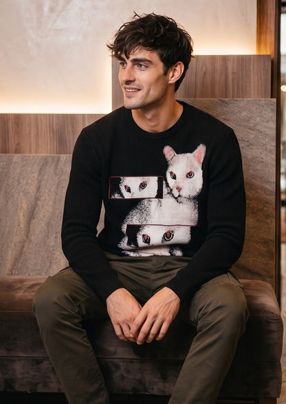 Sudadera de corte holgado estilo retro americano en tejido de punto térmico de algodón color negro, con cuello redondo, mangas largas y estampado frontal vintage de gato blanco con recuadros glitch y frase gráfica en tipografía urbana.