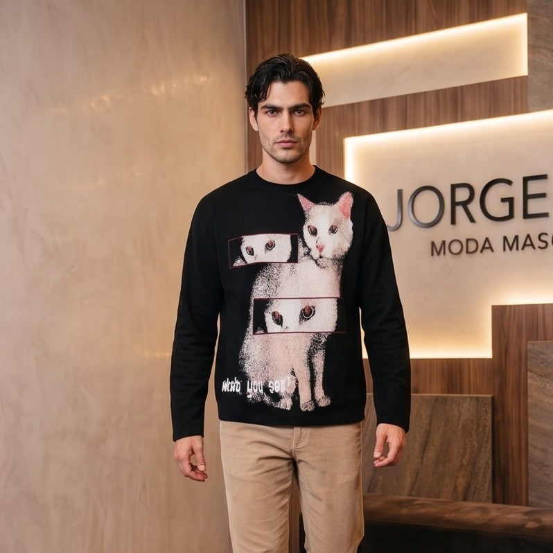 Sudadera de corte holgado estilo retro americano en tejido de punto térmico de algodón color negro, con cuello redondo, mangas largas y estampado frontal vintage de gato blanco con recuadros glitch y frase gráfica en tipografía urbana.