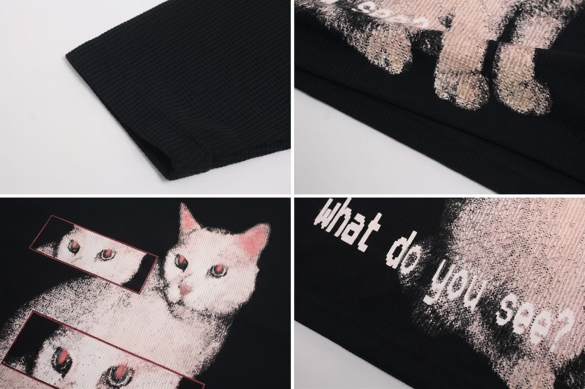 Sudadera de corte holgado estilo retro americano en tejido de punto térmico de algodón color negro, con cuello redondo, mangas largas y estampado frontal vintage de gato blanco con recuadros glitch y frase gráfica en tipografía urbana.