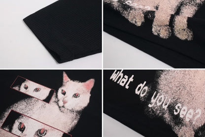 Sudadera de corte holgado estilo retro americano en tejido de punto térmico de algodón color negro, con cuello redondo, mangas largas y estampado frontal vintage de gato blanco con recuadros glitch y frase gráfica en tipografía urbana.