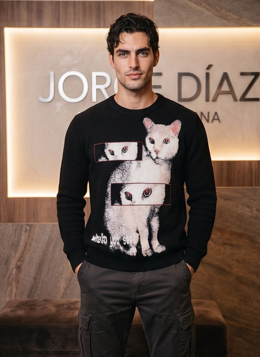 Sudadera de corte holgado estilo retro americano en tejido de punto térmico de algodón color negro, con cuello redondo, mangas largas y estampado frontal vintage de gato blanco con recuadros glitch y frase gráfica en tipografía urbana.