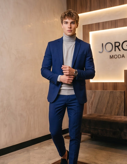 Conjunto de traje para hombre de dos piezas compuesto por americana blazer entallada con solapa clásica y pantalón de vestir slim fit tobillero con bolsillos laterales y textura ligera, disponible en 7 colores modernos: verde pistacho, beige arena, azul marino, azul cielo, rosa pastel, crema y gris.