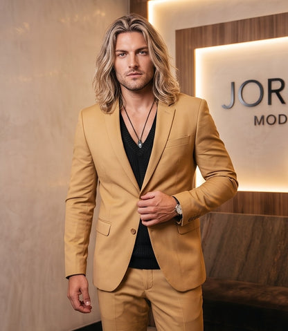 Conjunto de traje para hombre compuesto por blazer de corte slim fit de un botón con solapa de muesca y pantalón entallado de vestir a juego, disponible en tonos dorado claro, azul marino, burdeos, negro, blanco, celeste y gris