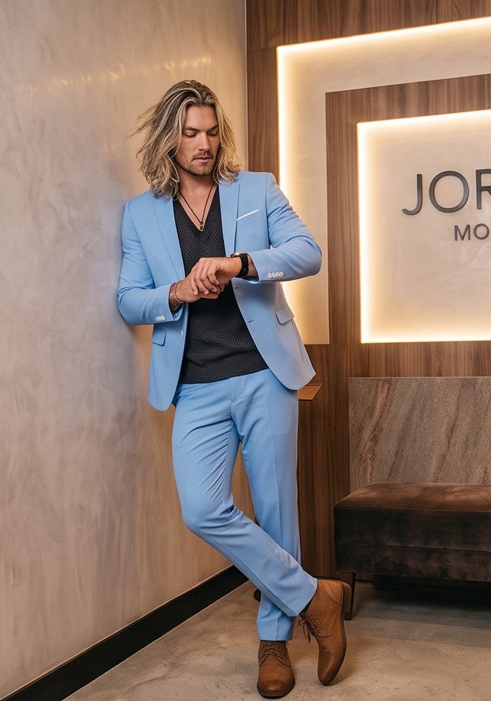 Conjunto de traje para hombre compuesto por blazer de corte slim fit de un botón con solapa de muesca y pantalón entallado de vestir a juego, disponible en tonos dorado claro, azul marino, burdeos, negro, blanco, celeste y gris
