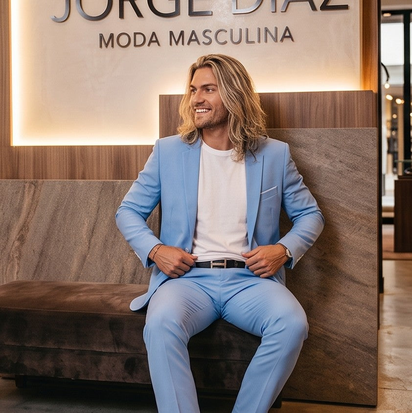 Conjunto de traje para hombre compuesto por blazer de corte slim fit de un botón con solapa de muesca y pantalón entallado de vestir a juego, disponible en tonos dorado claro, azul marino, burdeos, negro, blanco, celeste y gris