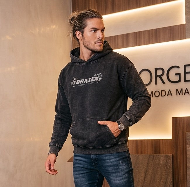 Sudadera con capucha para hombre en tono negro efecto lavado vintage, con bolsillo canguro y tipografía gótica en el pecho, disponible con tres variantes de estampado gráfico anime en la espalda enmarcadas en tonos rojo carmesí, amarillo y blanco