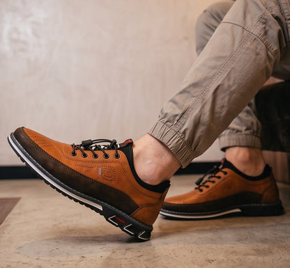 Zapato casual y ergonómico para hombre en acabado de cuero con cordones elásticos ajustables y suela deportiva antideslizante, disponible en cuatro colores: negro, gris, marrón café y camel.