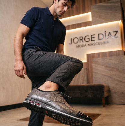 Zapatos híbridos de vestir y estilo casual para hombre con textura efecto piel de cocodrilo brillante, sistema de cordones elásticos ajustables con tanca y suela deportiva ergonómica antideslizante, disponibles en color negro, marrón café y gris degradado.