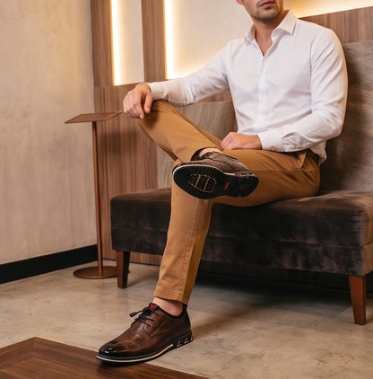 Zapatos híbridos de vestir y estilo casual para hombre con textura efecto piel de cocodrilo brillante, sistema de cordones elásticos ajustables con tanca y suela deportiva ergonómica antideslizante, disponibles en color negro, marrón café y gris degradado.