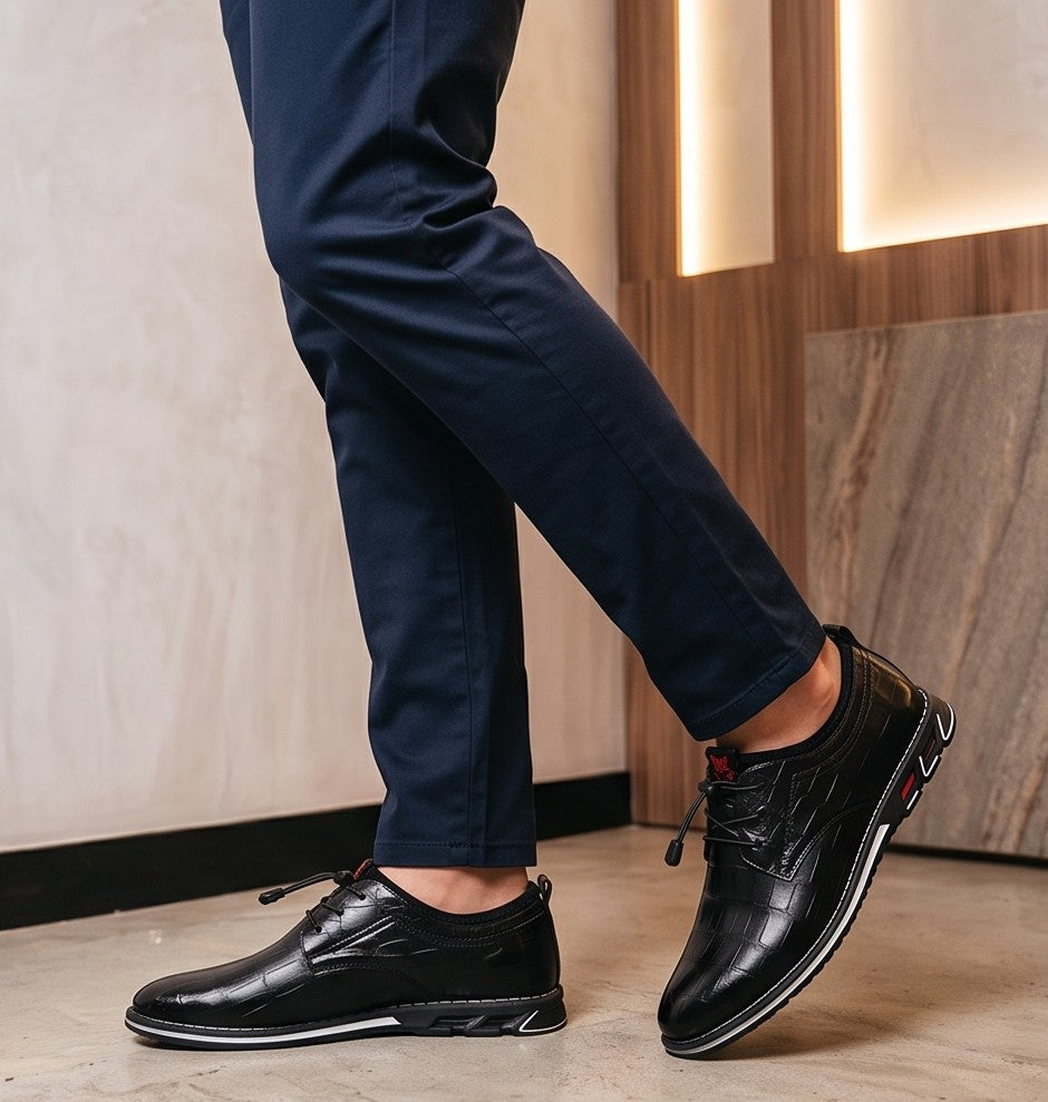 Zapatos híbridos de vestir y estilo casual para hombre con textura efecto piel de cocodrilo brillante, sistema de cordones elásticos ajustables con tanca y suela deportiva ergonómica antideslizante, disponibles en color negro, marrón café y gris degradado.