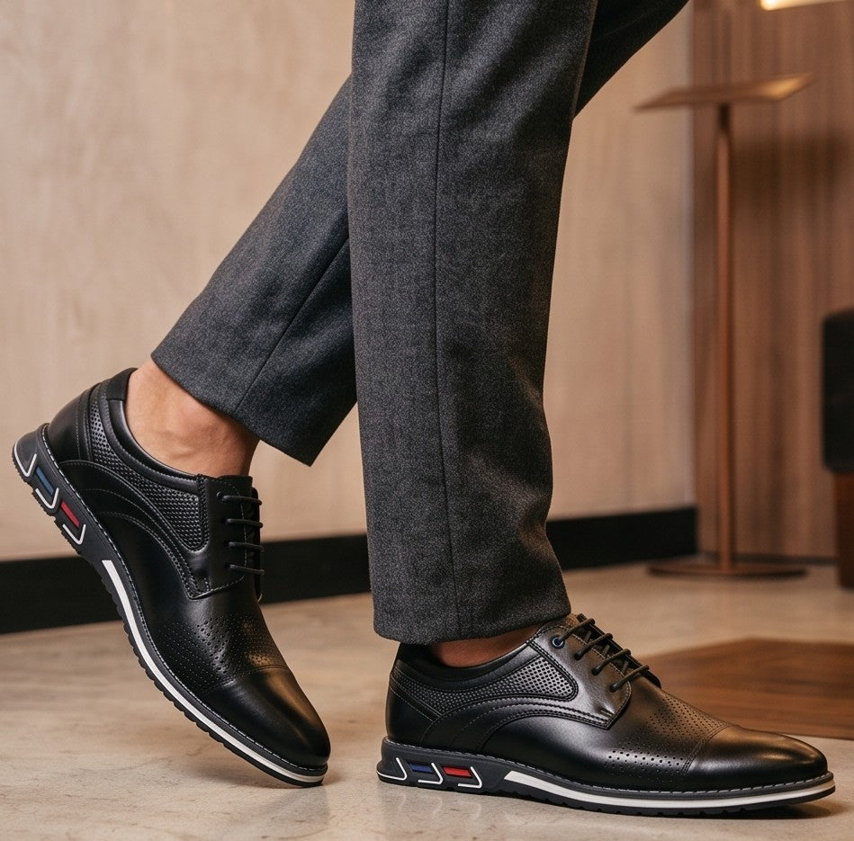 Zapatos oxford de hombre de cuero perforado en dos tonos, negro y marrón, con suela blanca y detalles de color en el talón.