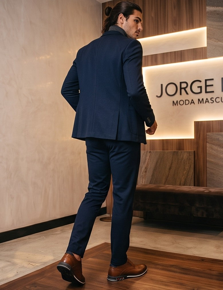 Zapatos oxford de hombre de cuero perforado en dos tonos, negro y marrón, con suela blanca y detalles de color en el talón.