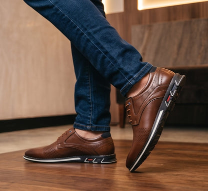 Zapatos oxford de hombre de cuero perforado en dos tonos, negro y marrón, con suela blanca y detalles de color en el talón.