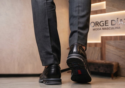 Zapatos derby híbridos de vestir para hombre en cuero sintético negro y marrón, con detalles microperforados en los laterales, costuras reforzadas al tono, cordones encerados y suela deportiva ergonómica antideslizante con ribete blanco