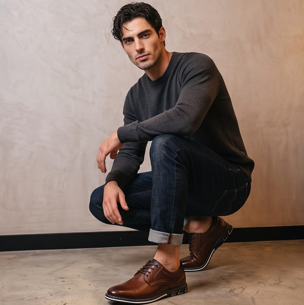 Zapatos derby híbridos de vestir para hombre en cuero sintético negro y marrón, con detalles microperforados en los laterales, costuras reforzadas al tono, cordones encerados y suela deportiva ergonómica antideslizante con ribete blanco
