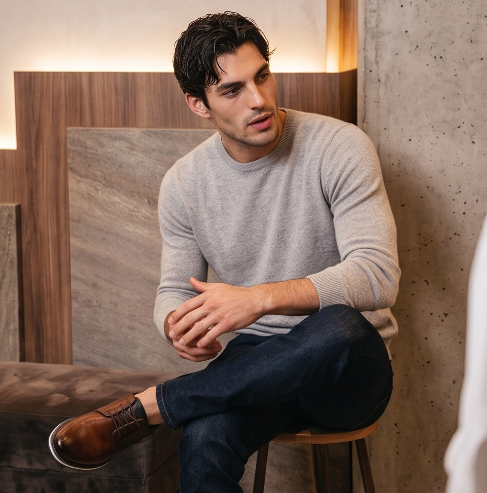 Zapatos derby híbridos de vestir para hombre en cuero sintético negro y marrón, con detalles microperforados en los laterales, costuras reforzadas al tono, cordones encerados y suela deportiva ergonómica antideslizante con ribete blanco